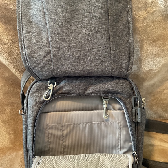 Pacsafe - Picture 2 of 6